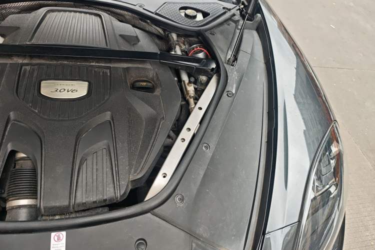 Used Porsche Panamera 2017 Panamera 3.0T Engine Bay Left
