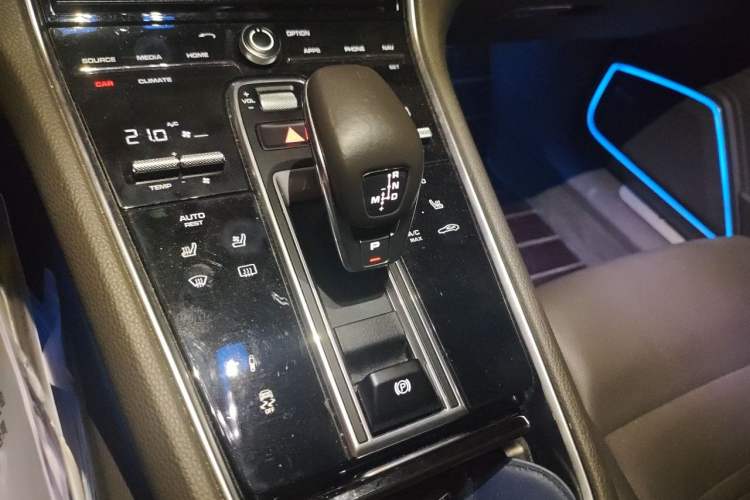 Used Porsche Panamera 2017 Panamera 4 Executive Long Wheelbase 3.0T Gear Lever