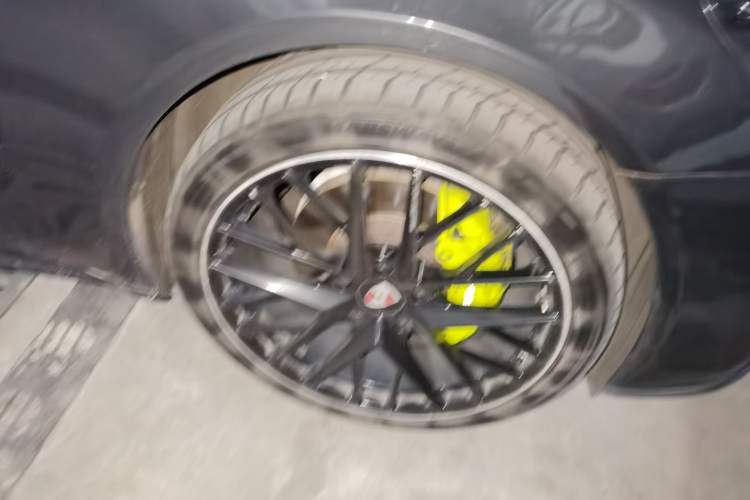 Used Porsche Panamera 2017 Panamera 3.0T Right Front Wheel Hub