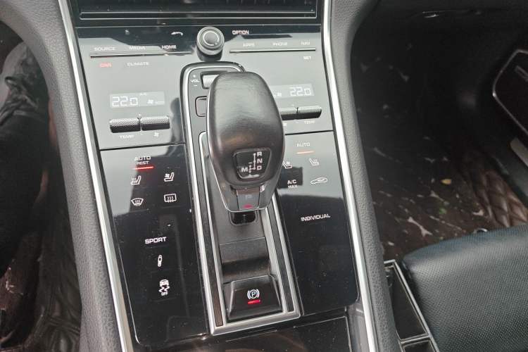 Used Porsche Panamera 2017 Panamera Executive Long Wheelbase 3.0T Gear Lever