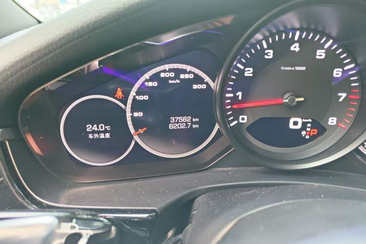 Used Porsche Panamera 2017 Panamera 3.0T Odometer Close Up