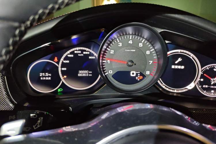 Used Porsche Panamera 2017 Panamera 3.0T Odometer Close Up