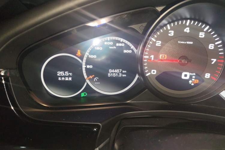 Used Porsche Panamera 2017 Panamera 3.0T Odometer Close Up