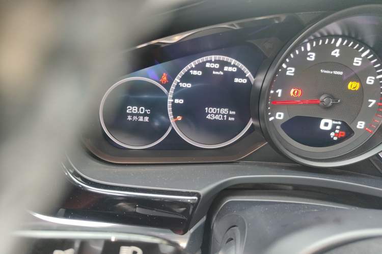 Used Porsche Panamera 2017 Panamera 3.0T Odometer Close Up