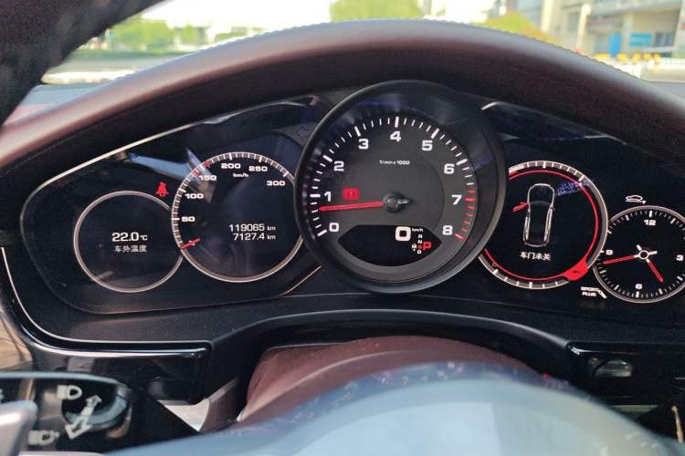 Used Porsche Panamera 2017 Panamera 3.0T Odometer Close Up