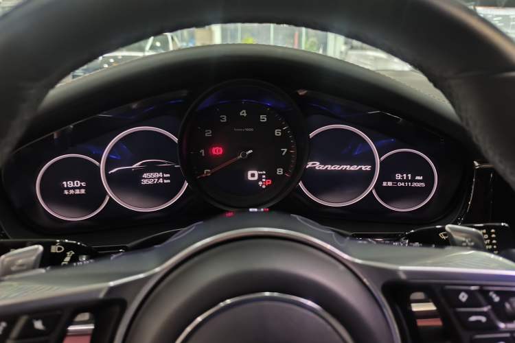 Used Porsche Panamera 2017 Panamera 3.0T Odometer Close Up