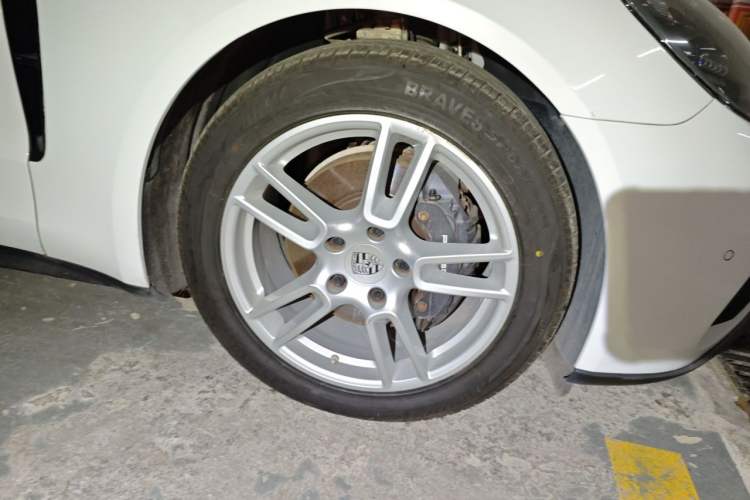 Used Porsche Panamera 2017 Panamera 3.0T Right Front Wheel Hub