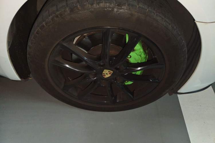 Used Porsche Panamera 2017 Panamera 3.0T Right Front Wheel Hub