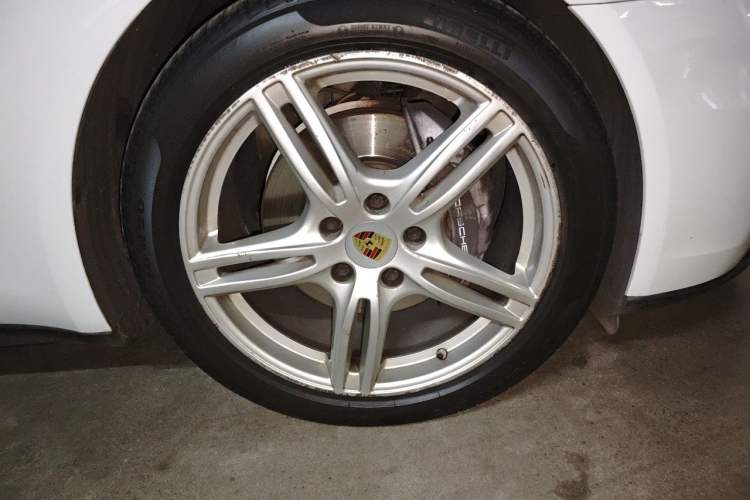 Used Porsche Panamera 2017 Panamera 4 Executive Long Wheelbase 3.0T Right Front Wheel Hub
