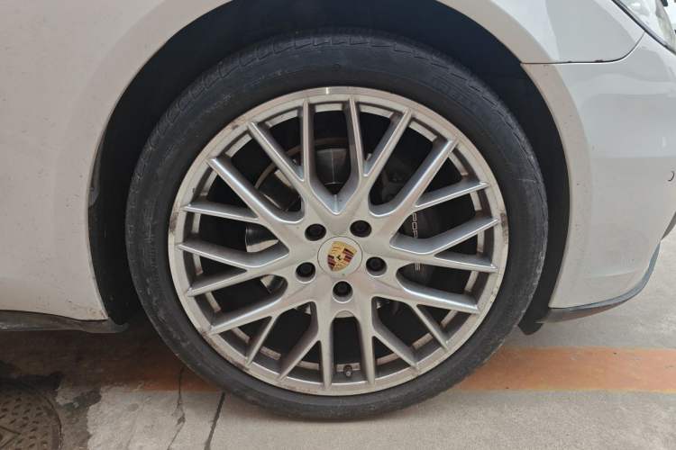 Used Porsche Panamera 2017 Panamera Executive Long Wheelbase 3.0T Right Front Wheel Hub