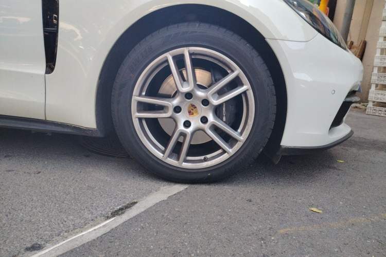Used Porsche Panamera 2017 Panamera 3.0T Right Front Wheel Hub