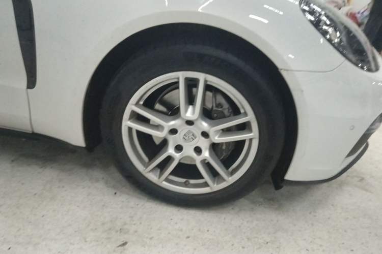 Used Porsche Panamera 2017 Panamera Executive Long Wheelbase 3.0T Right Front Wheel Hub