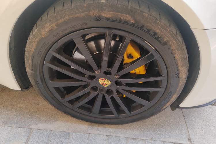 Used Porsche Panamera 2017 Panamera 3.0T Right Front Wheel Hub