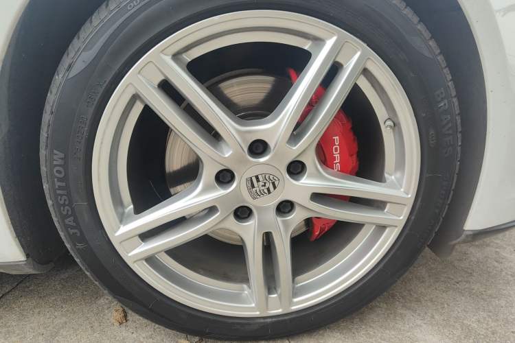 Used Porsche Panamera 2017 Panamera 3.0T Right Front Wheel Hub