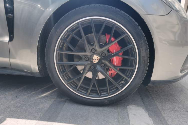 Used Porsche Panamera 2017 Panamera 3.0T Right Front Wheel Hub
