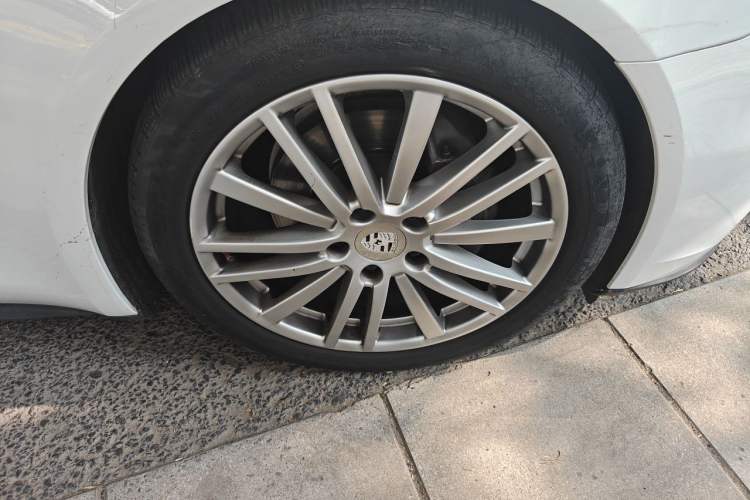 Used Porsche Panamera 2017 Panamera 4 Executive Long Wheelbase 3.0T Right Front Wheel Hub