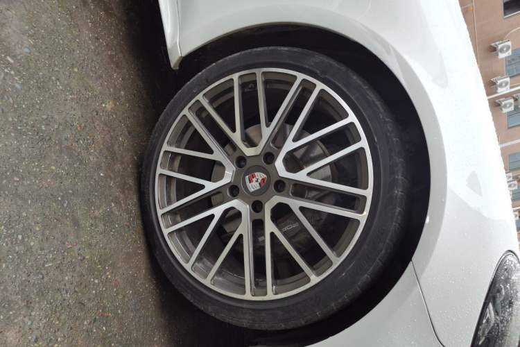 Used Porsche Panamera 2017 Panamera 4 Executive Long Wheelbase 3.0T Right Front Wheel Hub