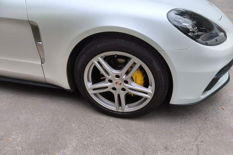 Used Porsche Panamera 2017 Panamera 4 Executive Long Wheelbase 3.0T Right Front Wheel Hub