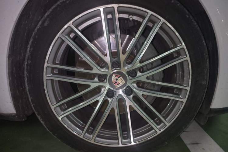 Used Porsche Panamera 2017 Panamera 4S 2.9T Right Front Wheel Hub