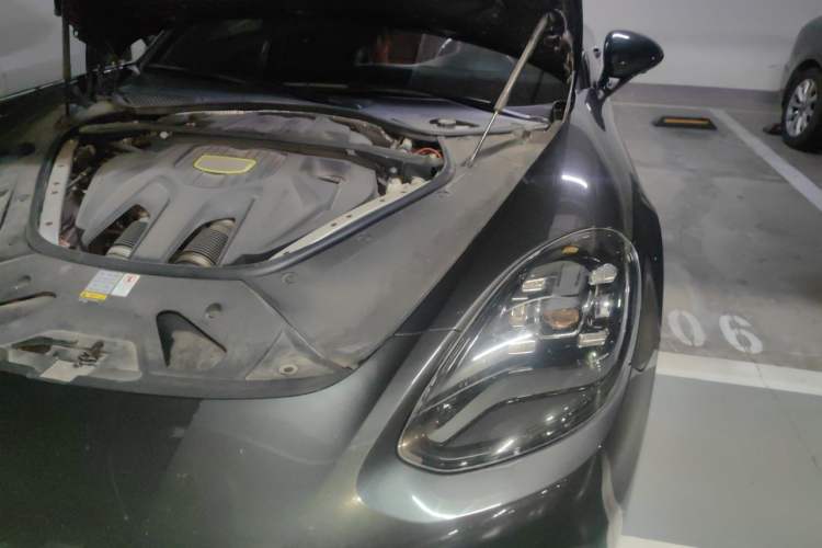 Used Porsche Panamera 2018 Panamera 4 E-Hybrid 2.9T Engine Bay Left