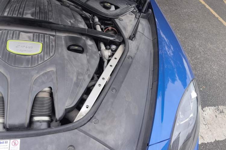 Used Porsche Panamera 2018 Panamera 4 E-Hybrid 2.9T Engine Bay Left