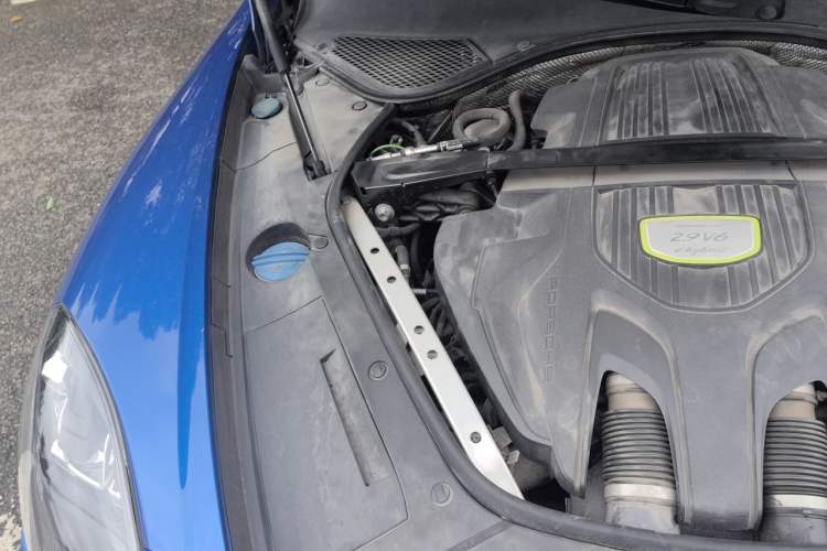 Used Porsche Panamera 2018 Panamera 4 E-Hybrid 2.9T Engine Bay Right
