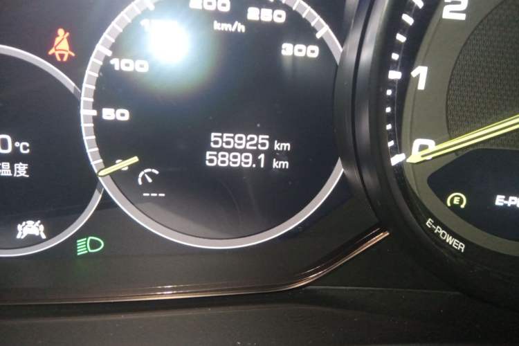 Used Porsche Panamera 2018 Panamera 4 E-Hybrid 2.9T Odometer Close Up