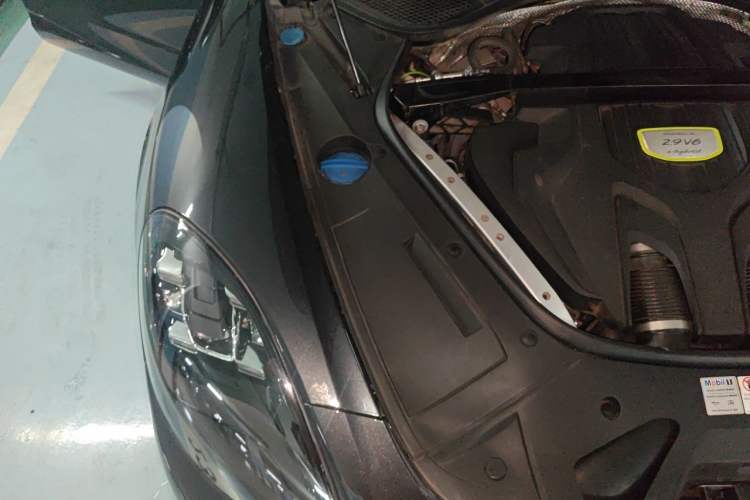 Used Porsche Panamera 2018 Panamera 4 E-Hybrid 2.9T Engine Bay Right
