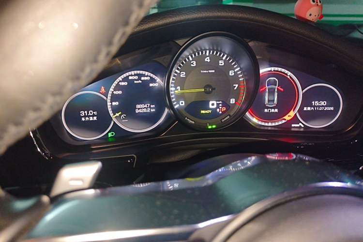 Used Porsche Panamera 2018 Panamera 4 E-Hybrid 2.9T Odometer Close Up