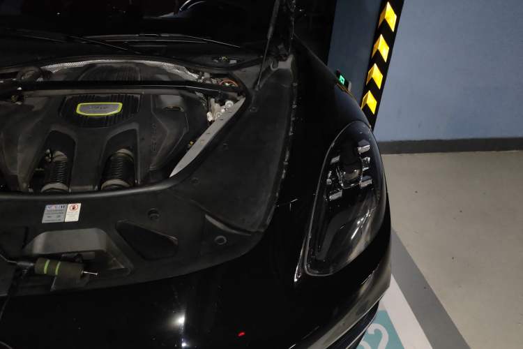 Used Porsche Panamera 2018 Panamera 4 E-Hybrid 2.9T Engine Bay Left