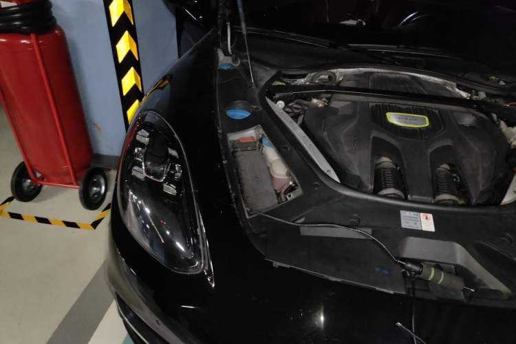 Used Porsche Panamera 2018 Panamera 4 E-Hybrid 2.9T Engine Bay Right