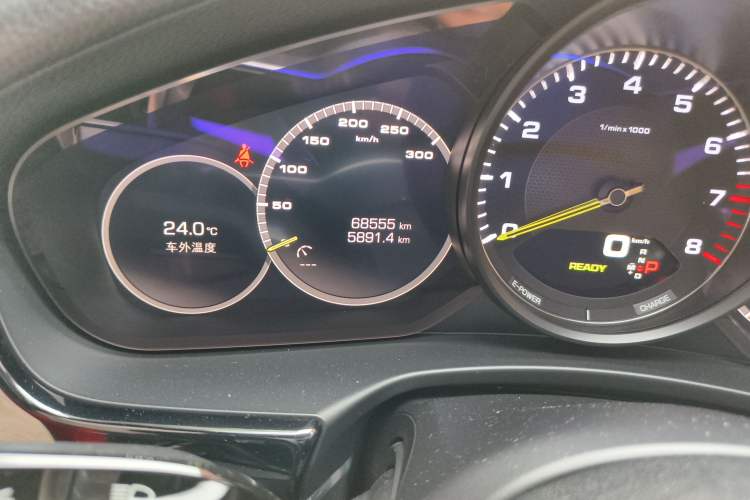 Used Porsche Panamera 2018 Panamera 4 E-Hybrid 2.9T Odometer Close Up
