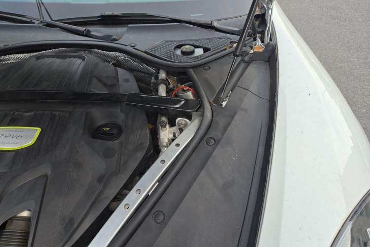 Used Porsche Panamera 2018 Panamera 4 E-Hybrid 2.9T Engine Bay Left