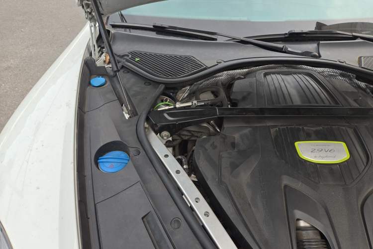 Used Porsche Panamera 2018 Panamera 4 E-Hybrid 2.9T Engine Bay Right