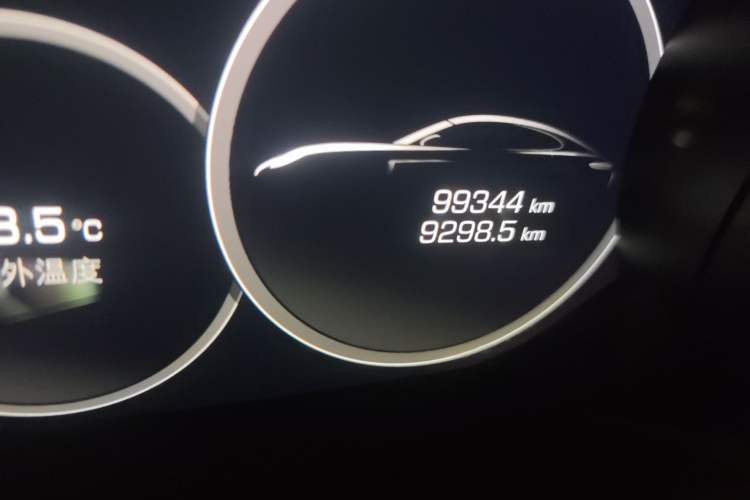 Used Porsche Panamera 2018 Panamera 4 E-Hybrid 2.9T Odometer Close Up