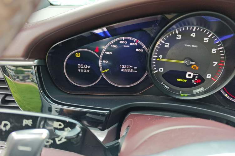 Used Porsche Panamera 2018 Panamera 4 E-Hybrid 2.9T Odometer Close Up