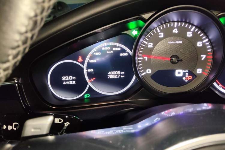 Used Porsche Panamera 2019 Panamera 2.9T Odometer Close Up
