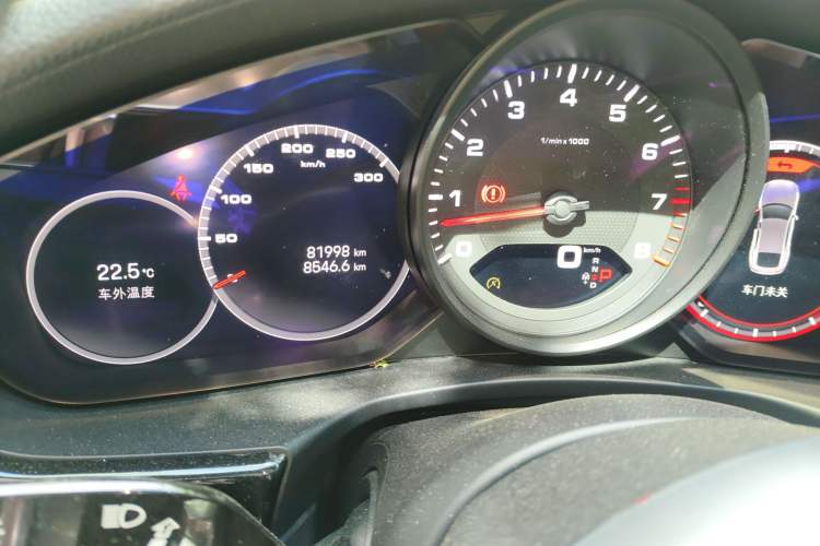 Used Porsche Panamera 2019 Panamera 2.9T Odometer Close Up