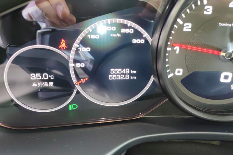 Used Porsche Panamera 2019 Panamera 2.9T Odometer Close Up