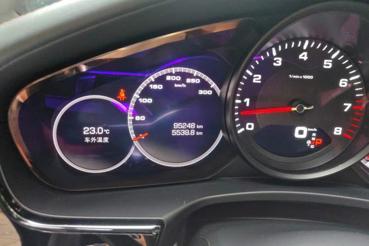 Used Porsche Panamera 2019 Panamera 2.9T Odometer Close Up