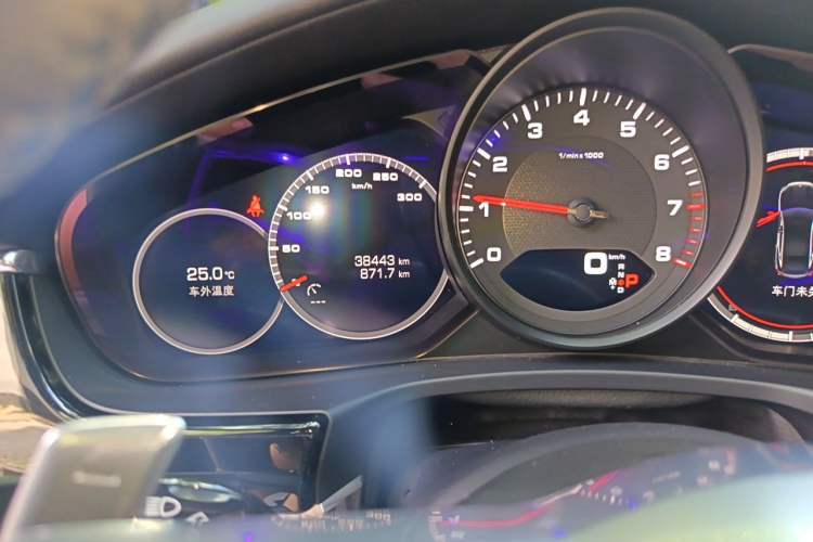 Used Porsche Panamera 2019 Panamera 2.9T Odometer Close Up