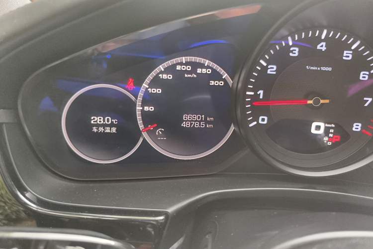 Used Porsche Panamera 2019 Panamera 2.9T Odometer Close Up