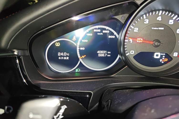 Used Porsche Panamera 2019 Panamera 2.9T Odometer Close Up