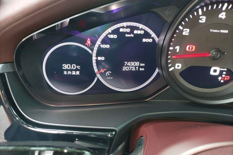 Used Porsche Panamera 2019 Panamera 2.9T Odometer Close Up