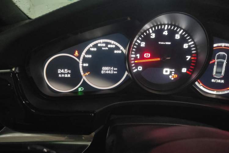 Used Porsche Panamera 2019 Panamera 4 Executive Long Wheelbase 2.9T Odometer Close Up