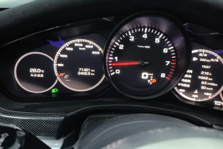 Used Porsche Panamera 2019 Panamera 2.9T Odometer Close Up