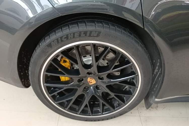Used Porsche Panamera 2019 Panamera Executive Long Wheelbase 2.9T Right Rear Wheel Hub