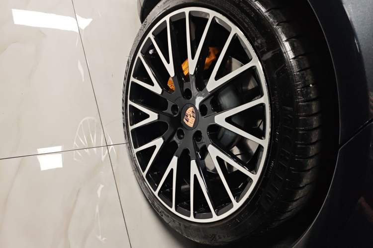 Used Porsche Panamera 2019 Panamera 4 Sport Turismo 2.9T Right Rear Wheel Hub