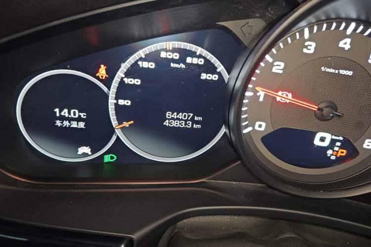 Used Porsche Panamera 2019 Panamera 2.9T Odometer Close Up