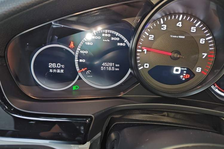 Used Porsche Panamera 2019 Panamera 2.9T Odometer Close Up